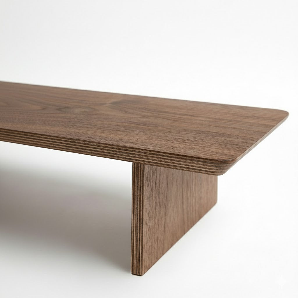 Een detailfoto van de linkerkant van de Mavero Monitor Verhoger. De hout structuur is hier goed zichtbaar.